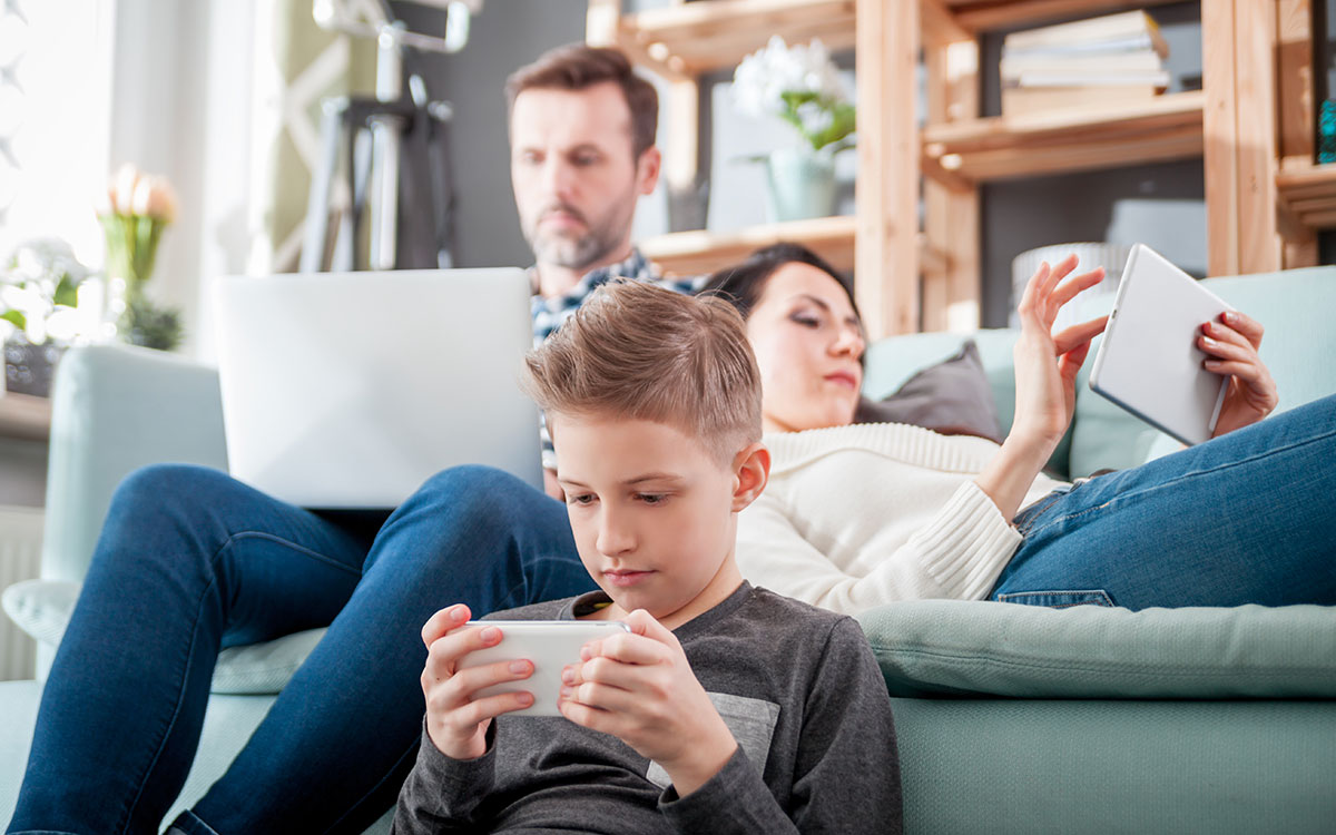 Family all using devices on the internet simultaneously